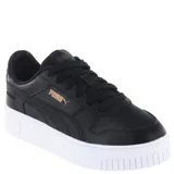 Championes urbanos Puma modelo Carina Street, color negro con suela de plataforma blanca. Presentan diseño de cuero sintético con cordones al tono y logo de la marca en color cobre en el lateral.