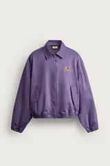 Cazadora regular fit de algodón color violeta con efecto lavado, cuello solapa y cierre de cremallera de doble dirección. Posee bordado frontal de gráficos Fruit of the Loom, bolsillos de vivo en la cadera y acabados con elástico.