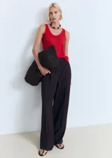 Top sin mangas de lino, color rojo, con cuello redondo y tirantes anchos.