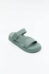 Sandalias bajas color rosa con triple tira sobre el empeine y hebilla a tono.