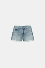 Short de denim tiro medio con trabillas, cinco bolsillos, diseño roto y bajo sin costuras. Cierre frontal con cremallera y botón metálico.