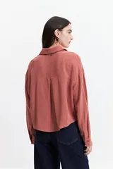 Camisa color crema de manga larga con cuello clásico y corte regular.