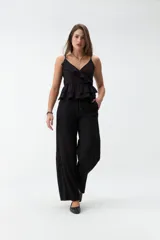 Pantalón de corte ancho y tiro medio, color verde militar, con cintura elástica ajustable mediante cordón y bolsillos laterales.