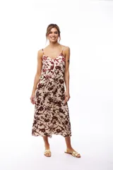 Vestido midi color crema con estampado floral en tonos borgoña, de breteles finos y escote en V.