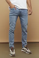 Pantalón de jean celeste de corte ajustado.