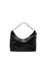 Bolso tipo hobo mediano de cuero sintético negro, con silueta redondeada, cierre superior de cremallera y correa de hombro tipo cadena metálica dorada.