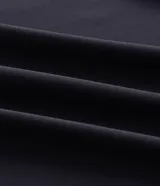 Camisa polo masculina de manga corta, confeccionada en tejido técnico de poliamida con elastano. Presenta cuello inglés con cierre de botones y diseño liso en color marrón, con tecnología de secado rápido y confort térmico.