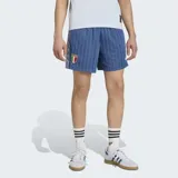 Short Adidas de la selección de Italia, confeccionado en tejido jacquard azul con diseño de rayas verticales. Presenta el escudo de la selección en el frente, las tres tiras características de la marca en los laterales y un corte holgado con cintura ajustable.