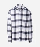 Camisa de franela para hombre, modelo comfort, con estampado de cuadros en tonos azules, blancos y negros, cuello camisero, manga larga y cierre frontal de botones.