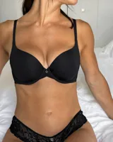 Soutien color beige de lycra con aro y copa con forma, marca Montelle. Breteles fijos con largo regulable.