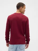 Remera de manga larga con textura tipo waffle, cuello redondo y puños acanalados.