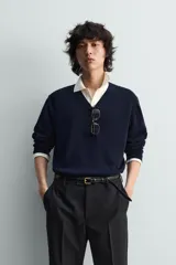 Jersey de punto de algodón, color azul marino, con cuello en V y manga larga.