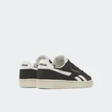 Championes Reebok Club C Grounds UK negros con detalles en blanco y suela color crema. Confeccionados en ante y cuero, con logo dorado en el lateral.