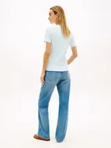 Remera celeste de corte slim, confeccionada en algodón, con cuello redondo y el logo de la marca bordado en el pecho.