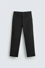 Pantalón de corte recto confeccionado en tejido de sarga con estructura diagonal. Presenta cintura elástica, bolsillos delanteros, bolsillos traseros de vivo y cierre frontal con cremallera y botón.