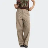 Pantalón cargo de corte holgado en color beige, con bolsillos laterales y costuras reforzadas en el frente.