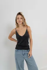 Top de tejido de punto con lúrex, de calce ajustado, con escote en V y breteles finos.