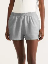 Short básico de algodón gris con cintura elástica y bolsillos laterales.
