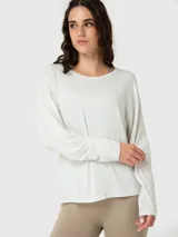 Polera de manga larga con espalda abierta y detalle de nudo en la parte inferior. Confeccionada en modal, presenta un diseño ligero y fluido ideal para actividades deportivas.