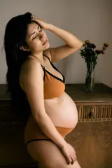 Soutien maternal de algodón doble combinado con mesh en los bordes superiores, de diseño cómodo y funcional para la etapa de lactancia.