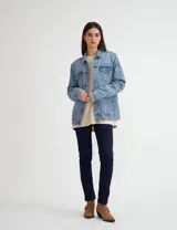 Campera de jean unisex con calce clásico, diseño de lavado claro, cierre frontal con botones metálicos y bolsillos con solapa en el pecho.