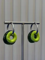 Aros de argolla de plata 925 con dijes circulares de vidrio en colores verde musgo y verde lima.