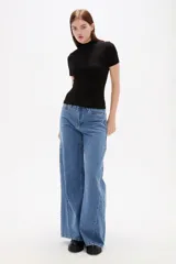 Remera de punto canalé color negro, con cuello alto y mangas cortas, de corte ajustado al cuerpo.