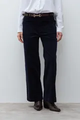 Pantalón de corte recto y tiro alto confeccionado en pana color azul marino. Presenta bolsillos frontales tipo parche y cierre con botón y cremallera.