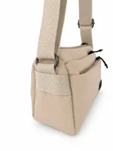 Cartera tipo bandolera de color negro, con diseño funcional de múltiples compartimentos con cierre y correa ajustable. Incluye detalle de etiqueta con logo de la marca en el frente.