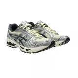 Championes Asics Gel Kayano 14 plateados con detalles en negro y blanco.
