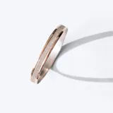 Esclava de diseño minimalista fabricada en plata y oro, con acabado esmerilado en la parte central y bordes pulidos.