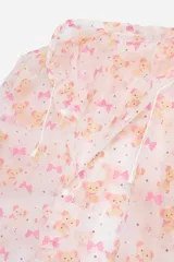 Piloto impermeable de corte recto y largo midi, con capucha ajustable mediante cordones. Presenta un diseño estampado con motivos botánicos en tonos verdes y amarillos sobre una base translúcida. Cuenta con cierre frontal mediante botones a presión y mangas largas.