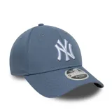 Gorro New Era modelo 9FORTY, color azul grisáceo, con el logo de los New York Yankees bordado en blanco en el frente. Presenta visera curva y ajuste trasero.