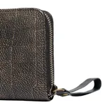 Billetera Extra Large modelo Dell, color negro con marrón, confeccionada en cuero vacuno con textura símil cocodrilo. Cuenta con cierre perimetral y aplique metálico frontal con el logo de la marca.