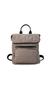 Mochila de nylon capitoneada color celeste, con diseño acolchado en cuadrícula. Posee un compartimento principal con cierre y solapa, además de dos bolsillos frontales con cierres negros a la vista.