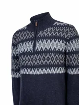 Sweater de punto con cierre frontal parcial y cuello alto. Presenta un diseño de patrón geométrico tipo jacquard en tonos grises y celestes sobre una base azul marino en la parte superior y mangas.