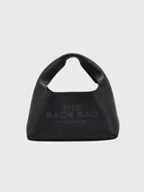 Cartera de mano tipo hobo, modelo The Mini Sack de Marc Jacobs, en color blanco con diseño minimalista y logo estampado en el frente.