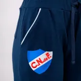 Pantalon de jogging Umbro color azul marino, con cintura elástica ajustable mediante cordón, puños elásticos en los tobillos y bolsillos laterales. Presenta el escudo del Club Nacional de Football y el logo de la marca bordados en la parte frontal.