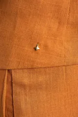 Chaleco de corte sastre con escote en V y cierre frontal de botones. Presenta un diseño sin mangas, entallado al cuerpo, confeccionado en una mezcla de lino y viscosa.