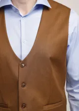 Chaleco de vestir marrón tostado con cuello en V, cierre frontal de botones y bolsillos ribeteados simulados.