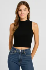 Top negro de punto canalé, con cuello alto y sin mangas.