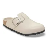 Zuecos Birkenstock modelo Boston en color beige, confeccionados en cuero con hebilla metálica grande ajustable y suela de corcho con base de goma negra.