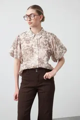 Pantalón ancho de tiro alto, color negro, con pretina y doble botón metalizado.