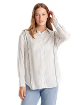 Camisa de corte clásico con estampado de rayas verticales finas, cuello con solapa, cierre frontal con botones y mangas largas con puños abotonados.