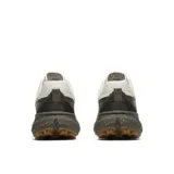 Championes de trail running Merrell Agility Peak 5, color beige con detalles en verde oliva y suela marrón.