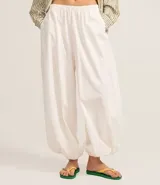 Pantalón balloon de tricolina color blanco, con cintura y puños elásticos, confeccionado en algodón liviano y fresco.