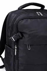 Mochila de viaje color negro, con múltiples compartimentos con cierre, correas laterales ajustables con hebillas y correas de hombro acolchadas.