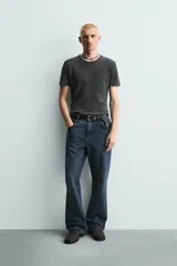 Camiseta de punto con textura acanalada, corte slim fit, cuello redondo y manga corta. Confeccionada en mezcla de algodón con elasticidad y acabado con efecto lavado.