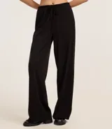 Pantalón flare negro con textura acanalada, cintura elástica con lazo y confeccionado con viscosa certificada.