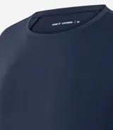 Remera deportiva de manga corta y cuello redondo, confeccionada en tejido técnico de poliamida y elastano. Presenta un diseño liso con costuras laterales y un detalle de recorte en la espalda, ideal para actividades físicas por su ligereza y capacidad de secado rápido.